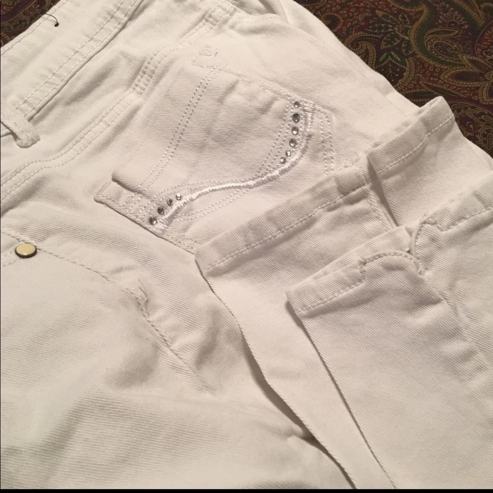 roz &Ali White Capri